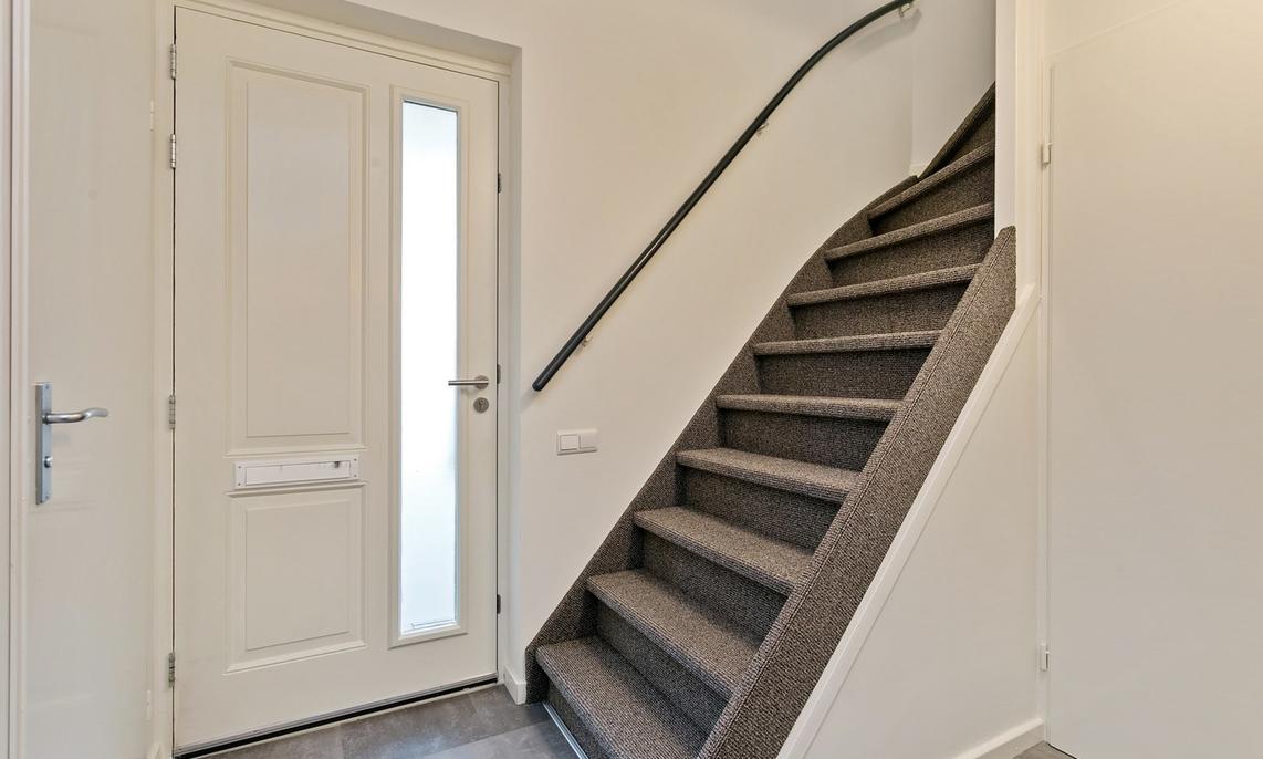 Grijze traprenovatie